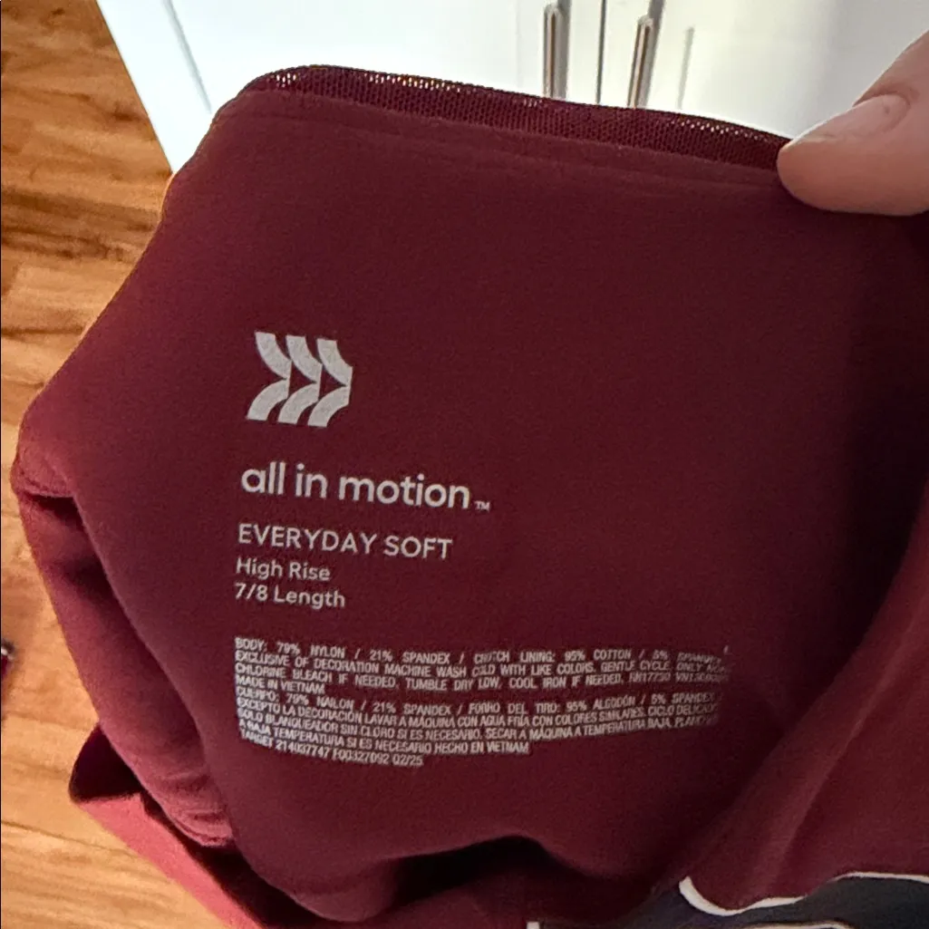 All in Motion Women's sports bra and High-Rise Piped 7/8 Leggings maroon SET - Image 6