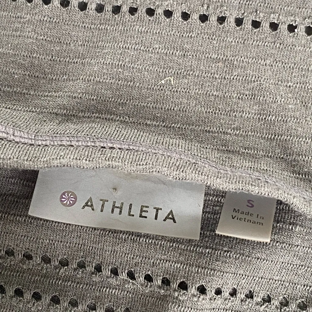 Athleta green Limitless Crew Neck Perforated Long Sleeve Tee Medium - Image 3