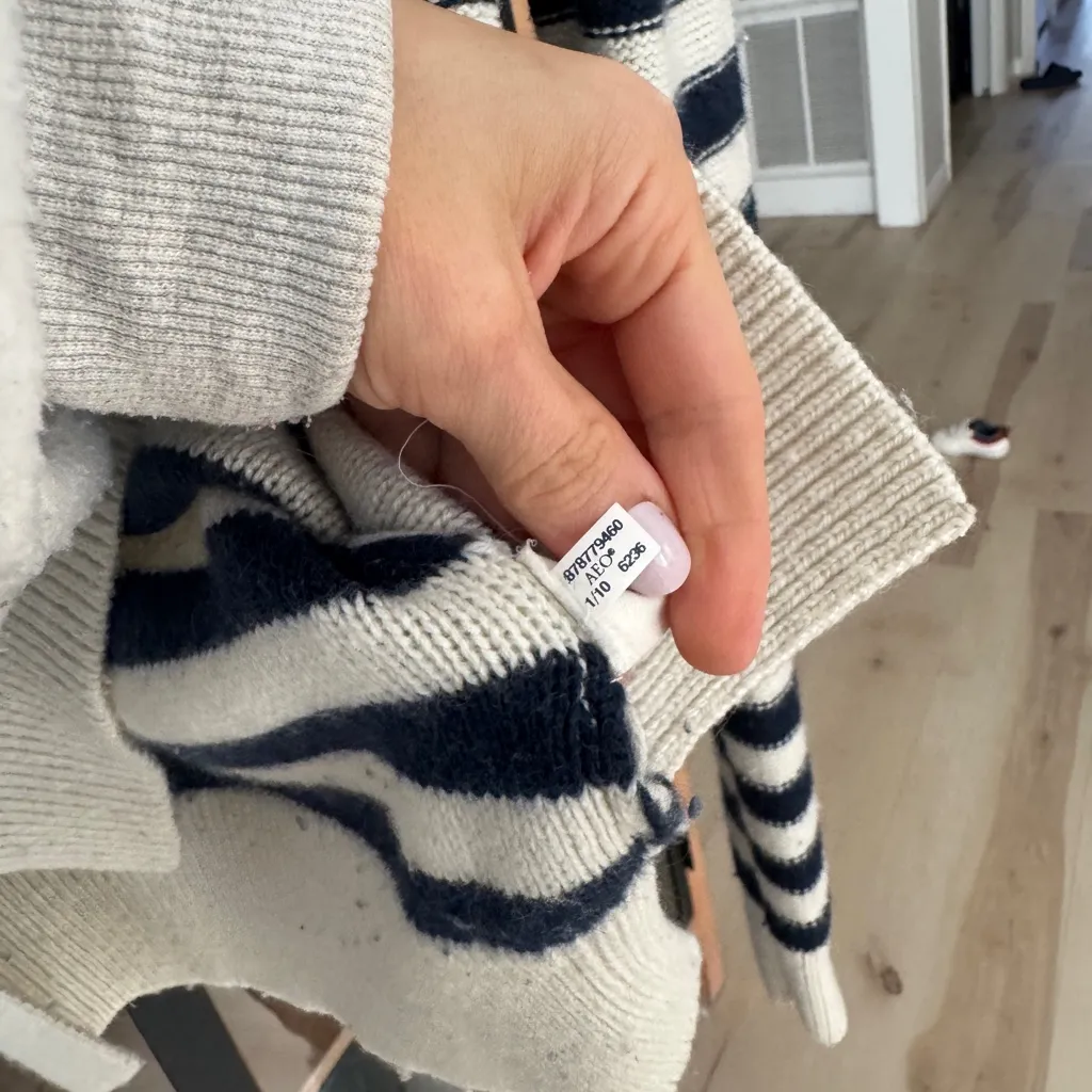 Vintage y2k American Eagle AE sweater navy striped wool v crew knit preppy 2010 - Image 8