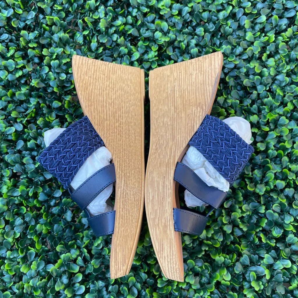 Italiana navy blue faux leather wedge sandals, size 9 - Image 2