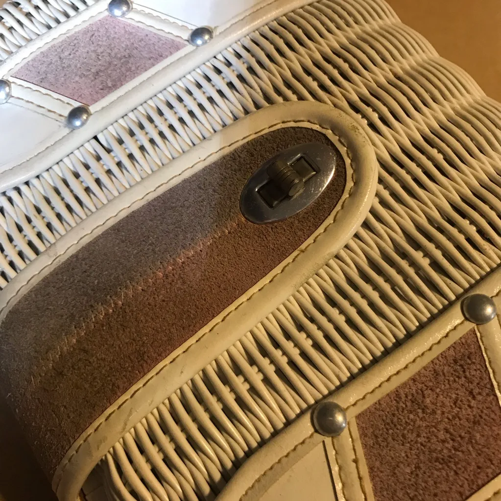 VINTAGE 1960'S STYLED BY BOUNTY WHITE WICKER WITH MAUVE & GRAY FAUX SUEDE BAG - Image 14