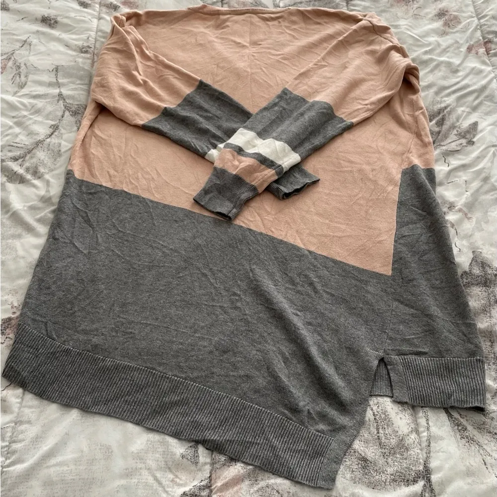 Vince Camuto colorblock pink gray asymmetrical hem oversized V-neck sweater M - Image 12