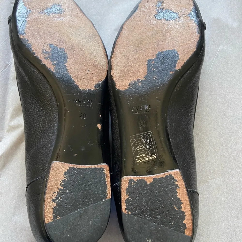 Gucci  Black and Gold Leather Flats with Chain Detail Authentication provided - Image 6