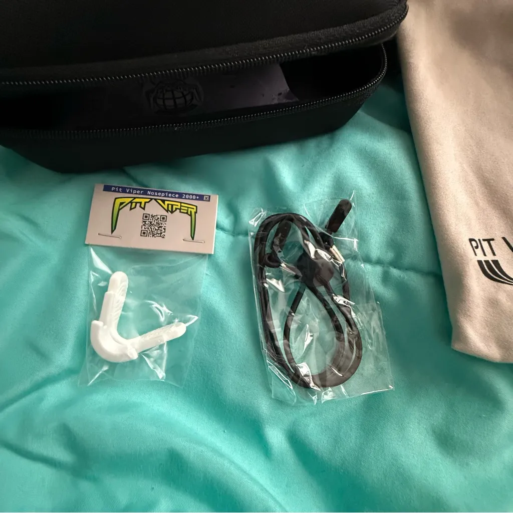 Pit Viper 2000 Sunglasses in White with Accessories - Image 6