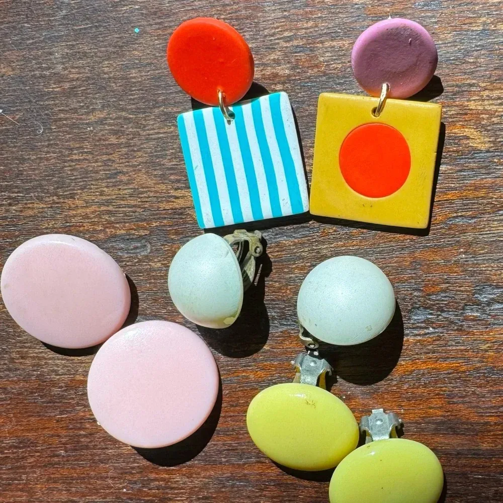Vintage collection of 4 pairs of earrings clip & posts  white yellow pink multi - Image 5