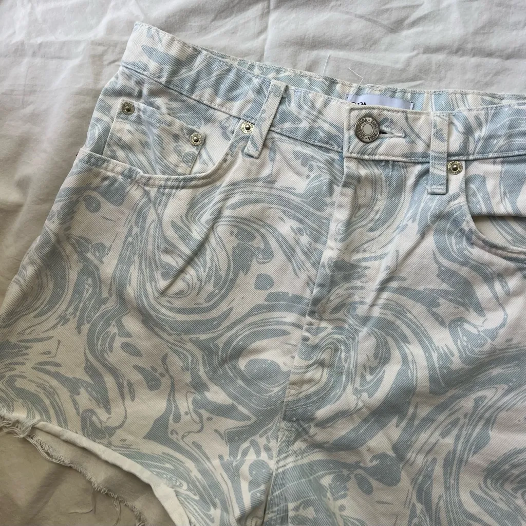 ZARA Women’s Size 10 Printed White Blue Swirl HIGH WAISTED SHORTS 6688 008 - Image 3
