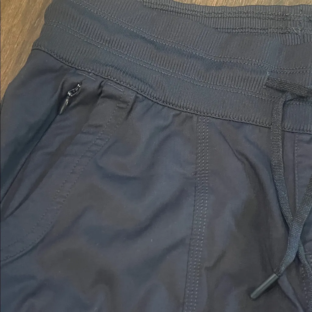 The North Face Women's Dark Blue Lightweight Pants Medium EUC - Image 4