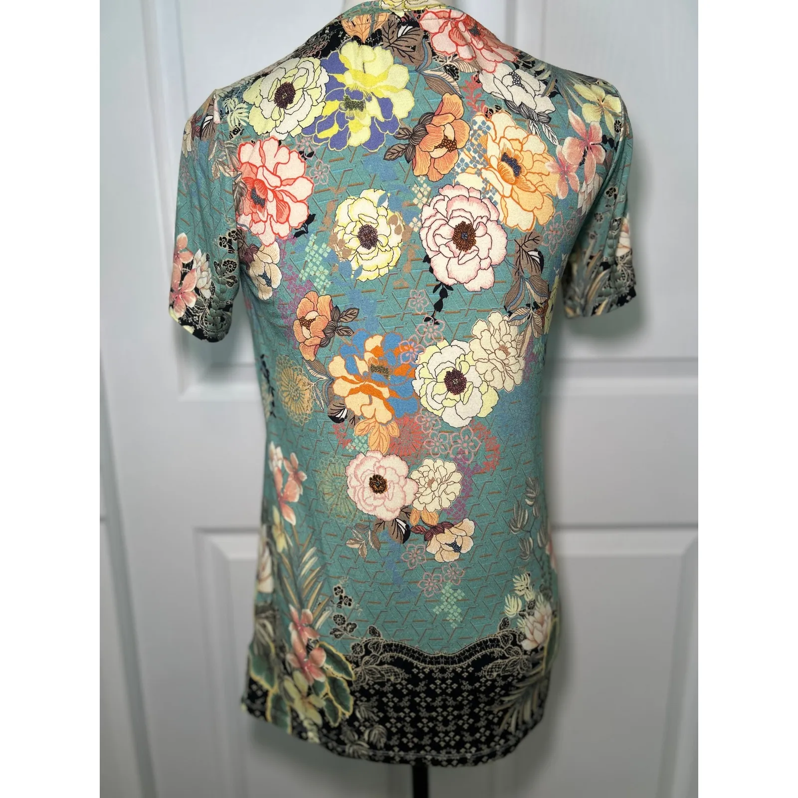 JOHNNY‎ WAS Millay Floral Print Crew Neck Short Sleeve Bamboo Jersey Tee Shirt - Image 4
