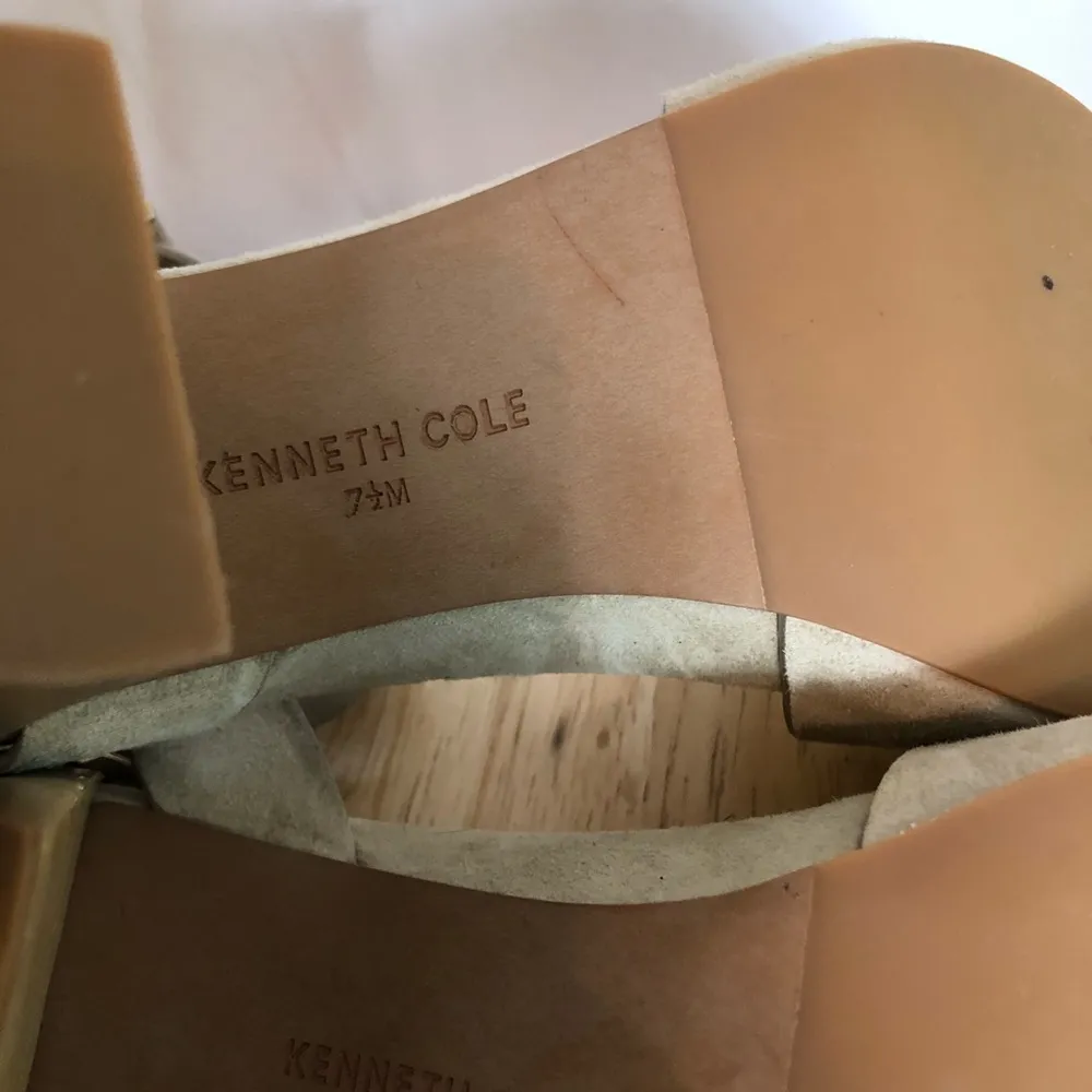 Kenneth Cole Toren beige suede sandal size 7.5 - Image 6