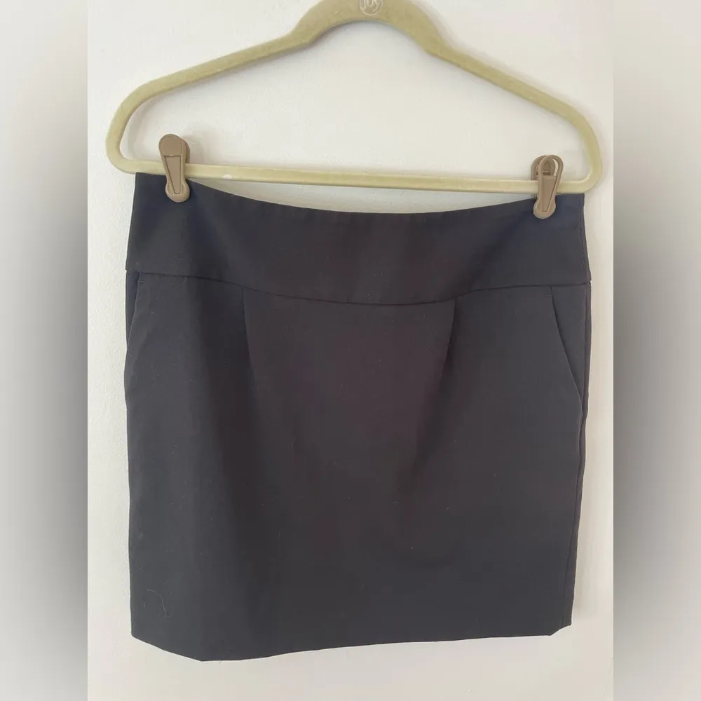 LOFT Ann Taylor Women's Black Skirt size 10 - Image 3