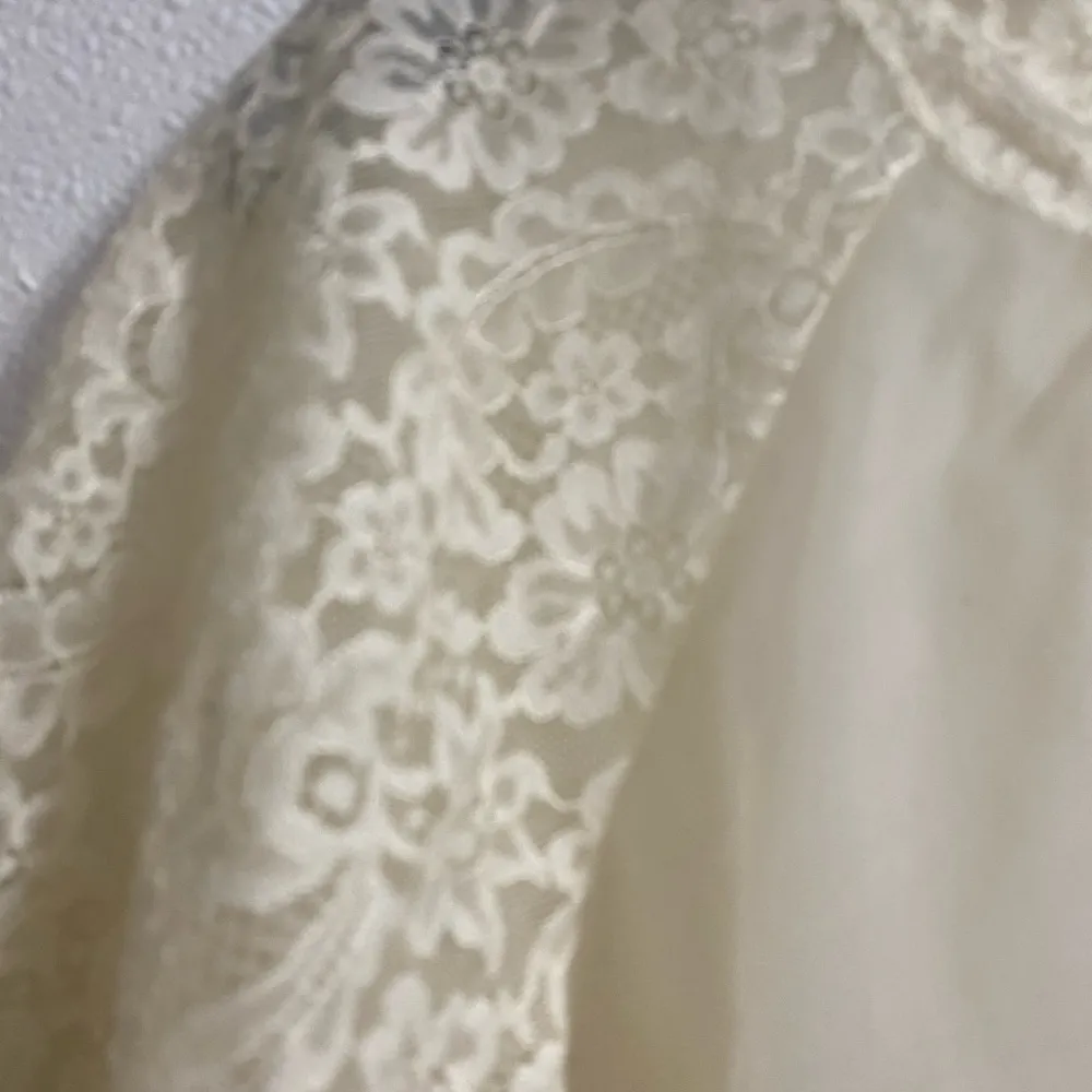 𝅺Vanity Fair negligee of cream nylon w/ lace neckline Short Sleeve Robe Vintage - Image 6