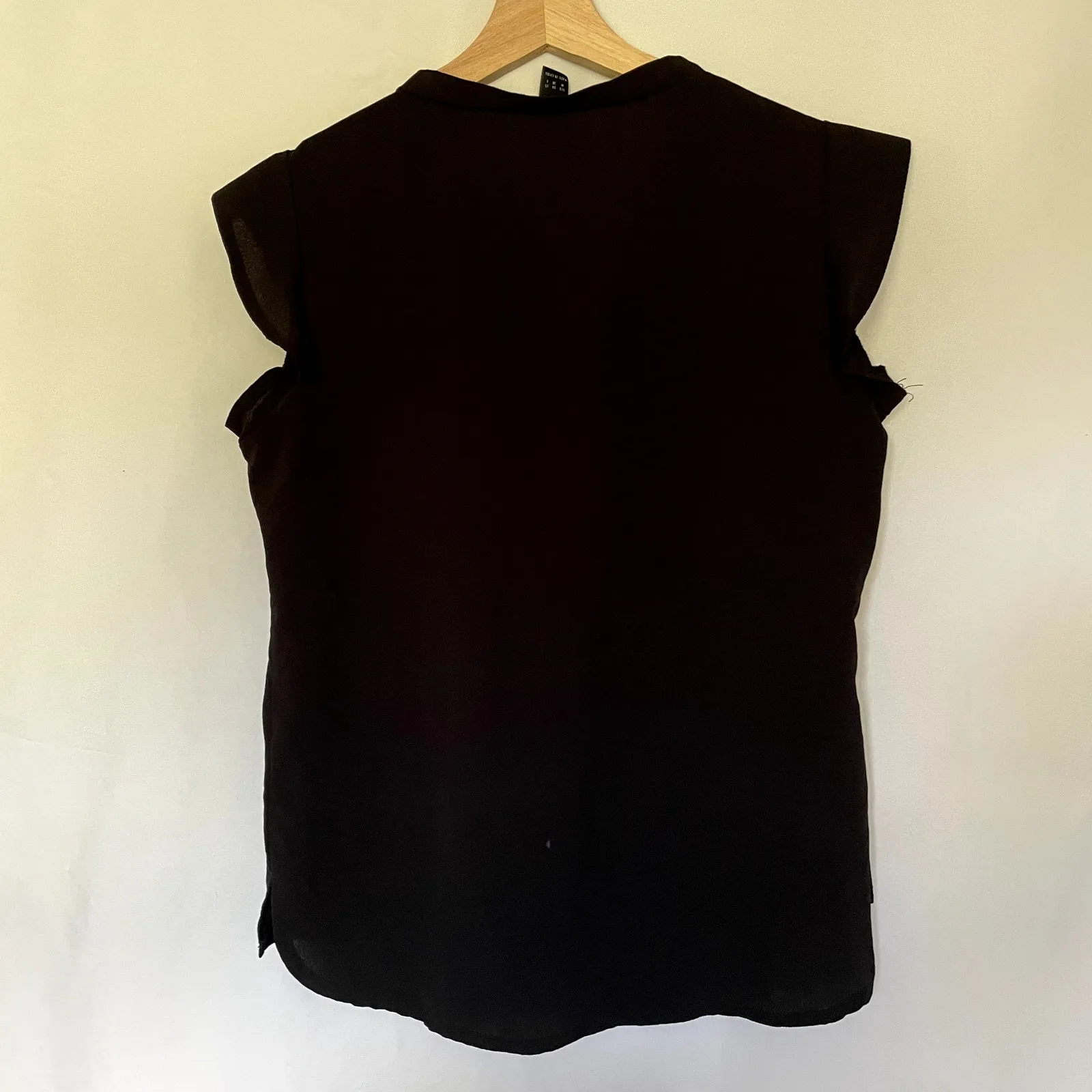 Shein lightweight black frilled sleeveless v-neck summer blouse women's size M - Image 6
