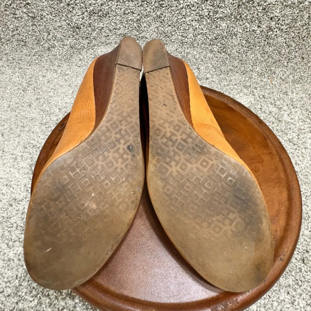 Tory Burch Brown Leather Loafers with Gold Emblem - Image 6