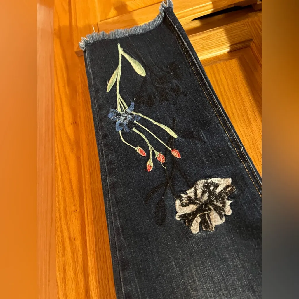 MAX JEANS Straight Cropped Embroidered Lightly Distressed Frayed Hem Jeans Sz 4 - Image 3