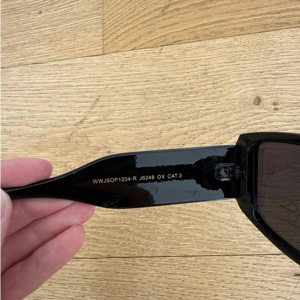 Jessica Simpson - Modern Rectangular Sunglasses in Black & Gold - Image 4