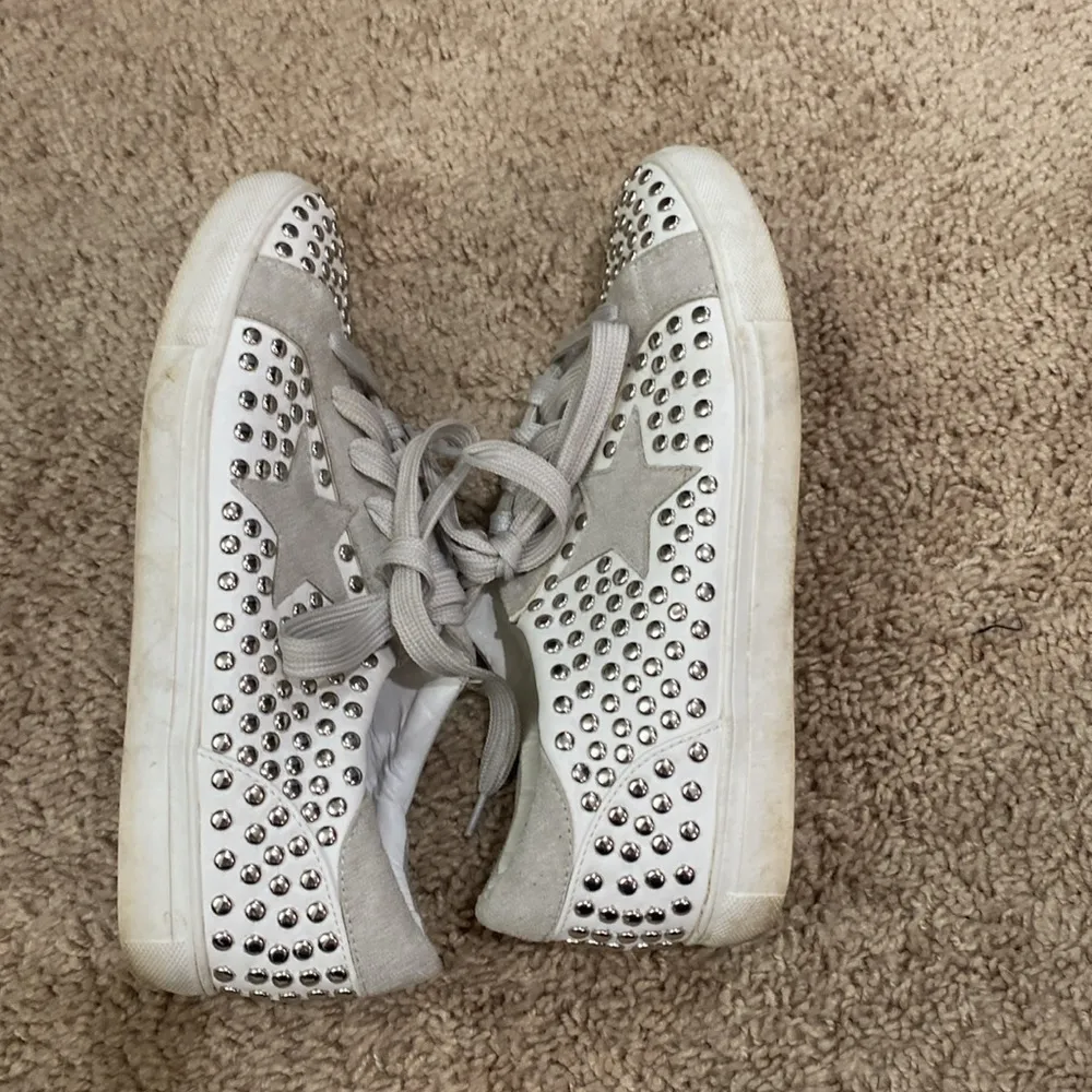 La Sheelah silver studded casual shoe Size 8 - Image 9