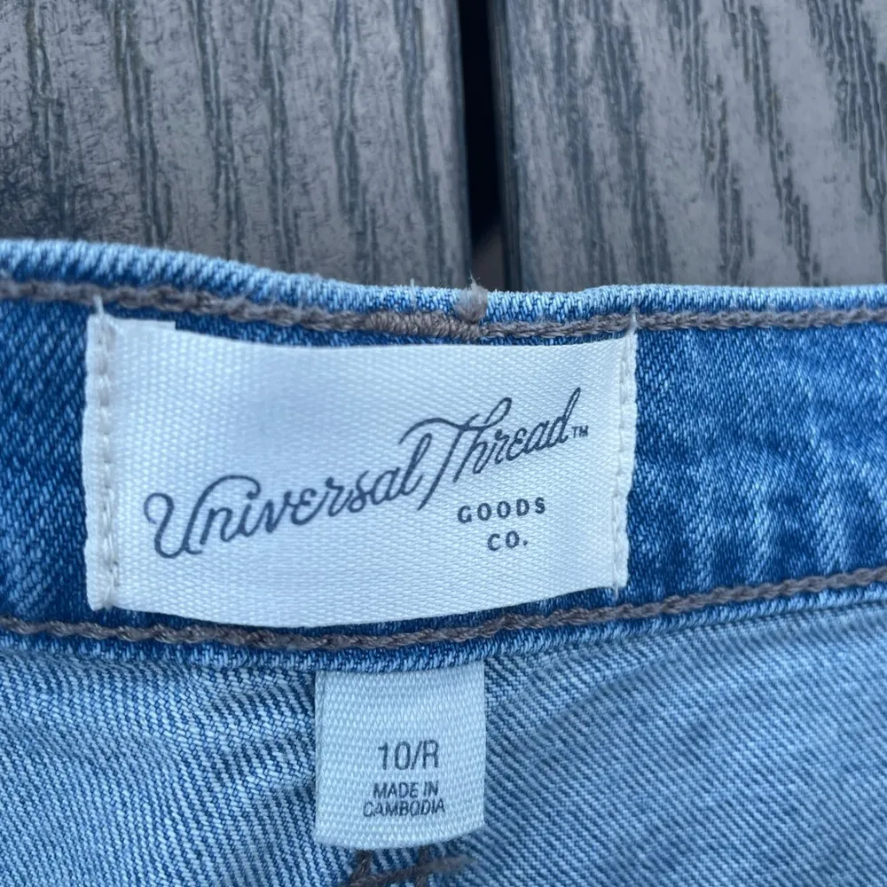 Universal Thread Women's High-Rise 90's Cutoff Jean Shorts Medium Wash Size 10 - Image 4