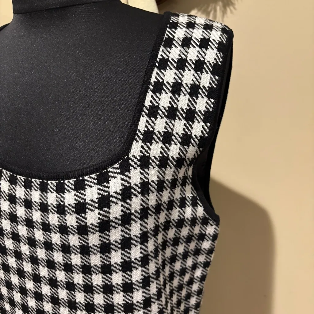 SAKS FIFTH AVENUE sleeveless, white and black knit checked sweater dress.size M - Image 2