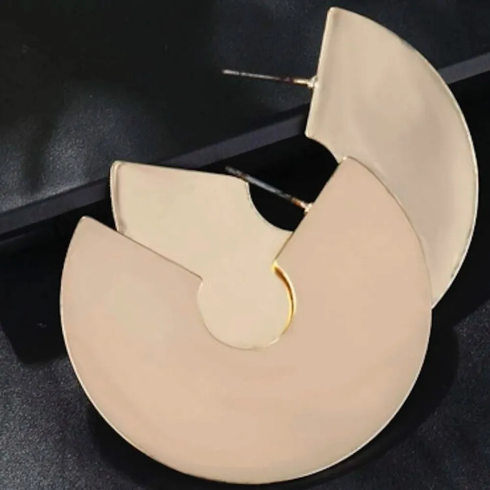 18k gold tone cool cut earrings ✨​​ - Image 3