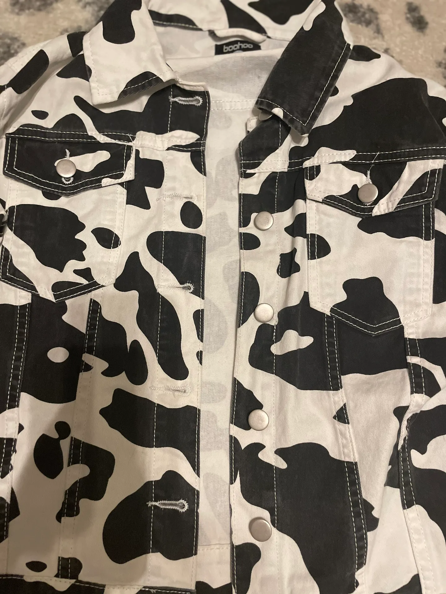 Boohoo Cow Print Cropped Denim Jacket - Image 2