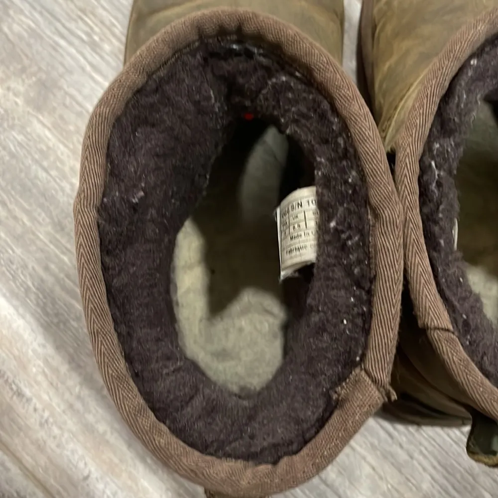 UGG  Classic Mini Leather Bomber Boot - Image 7