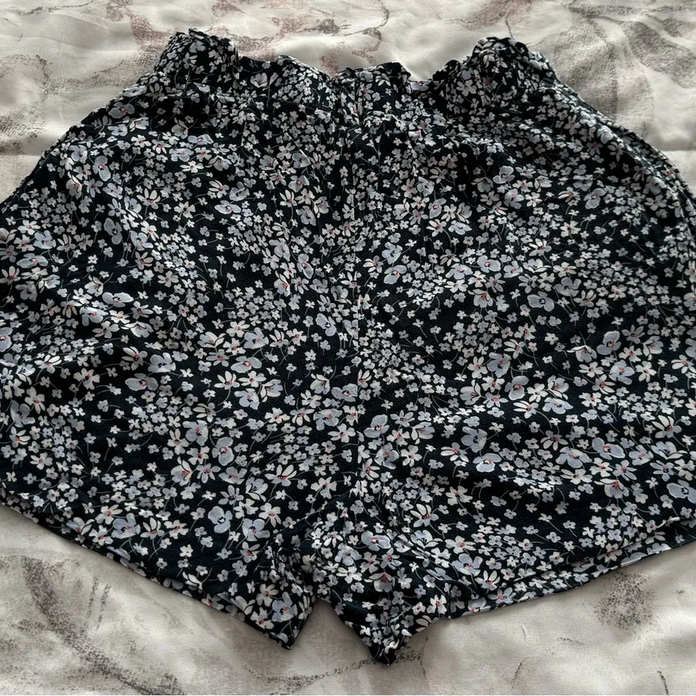 H&M black ditsy floral high rise shorts with pockets, size 6 bohemian summer - Image 10