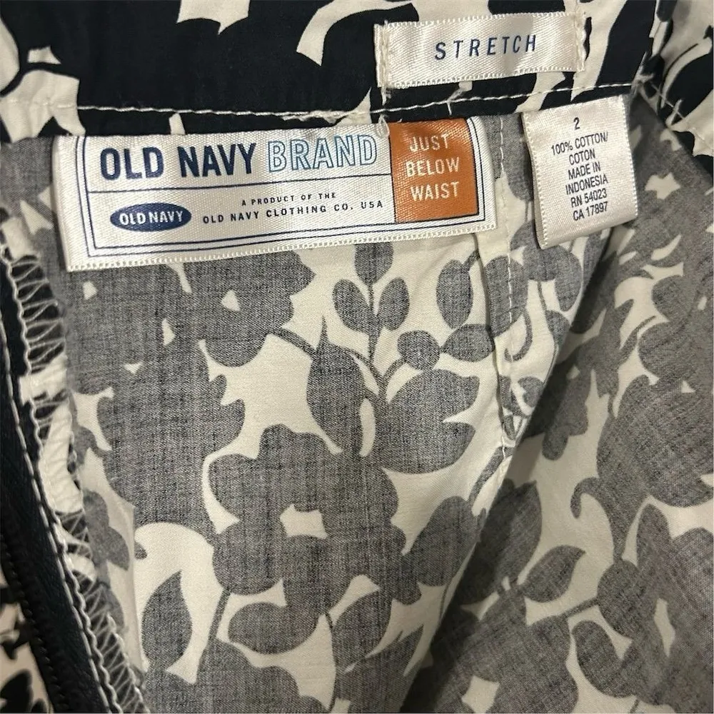 Old Navy Women's A-Line Skirt Size 2 Black & White Floral Knee Length - Image 5
