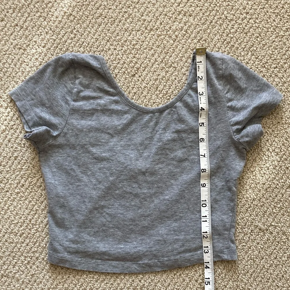 Brandy Melville Grey Crop Top Shirt Scoop Neck Fitted Baby Tee T-Shirt One Size - Image 5