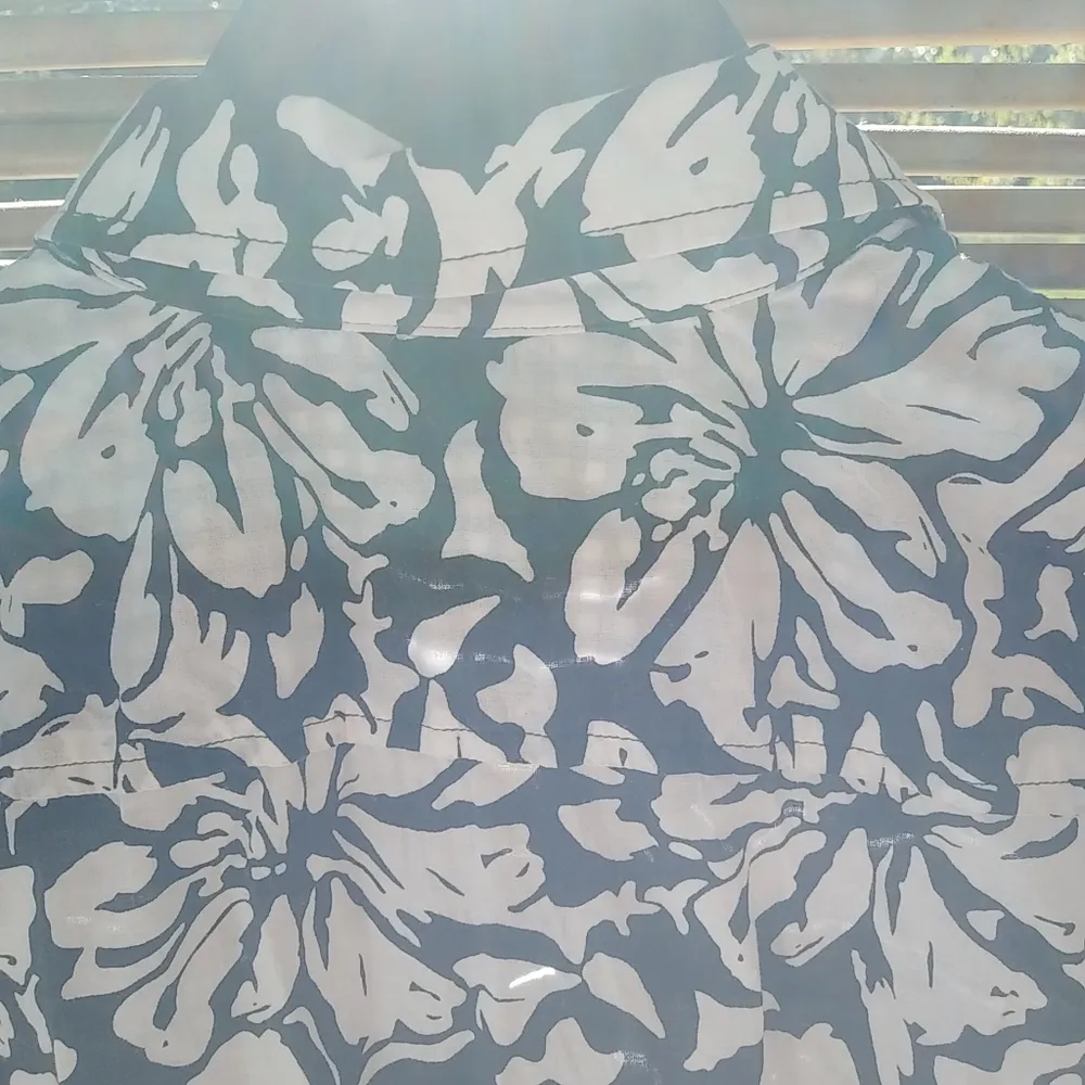 Jones NY Signature S Black White Fitted Aloha Top - Image 3