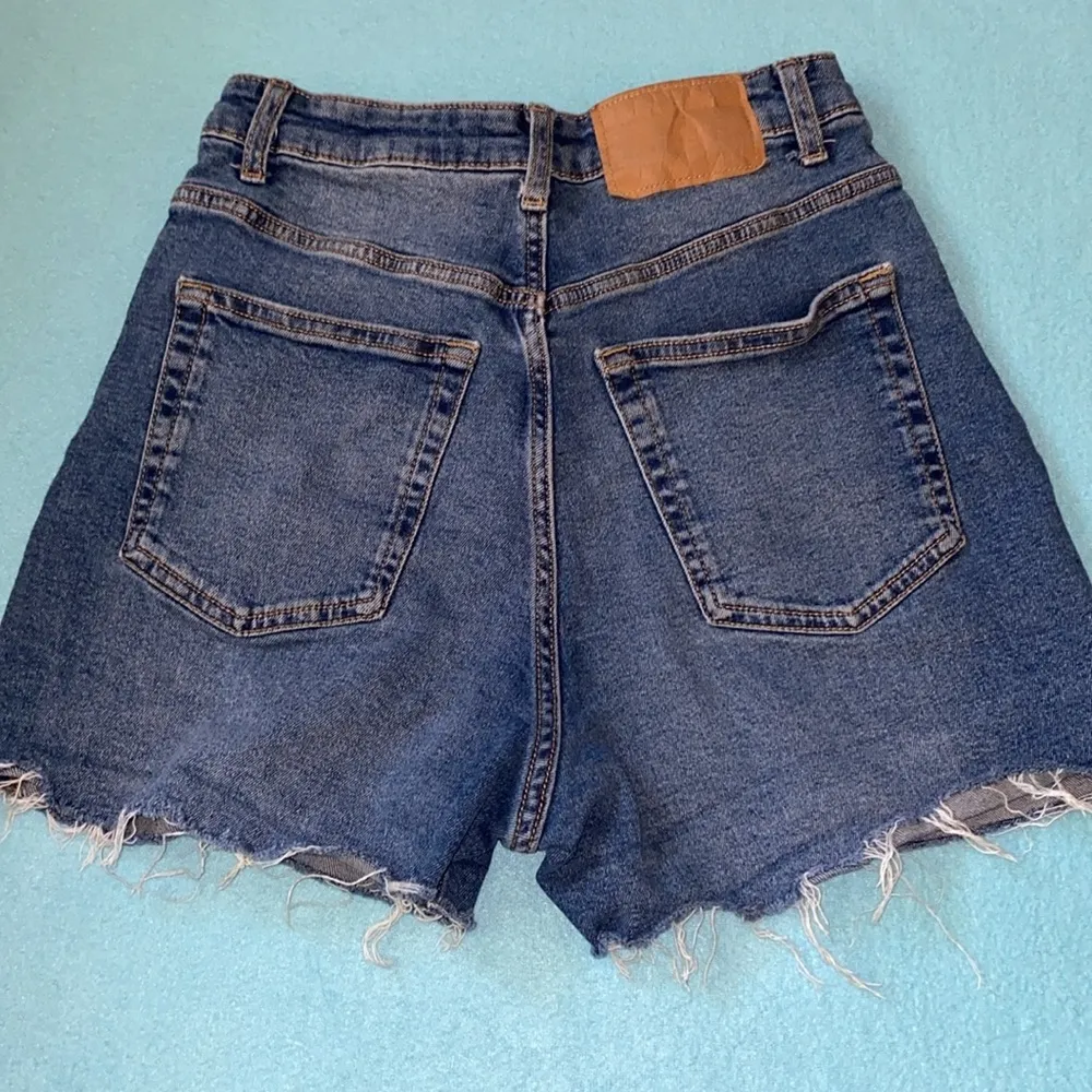 H&M DIVIDED denim high rise cutoff fringe edge shorts button zip closure size 6 - Image 3