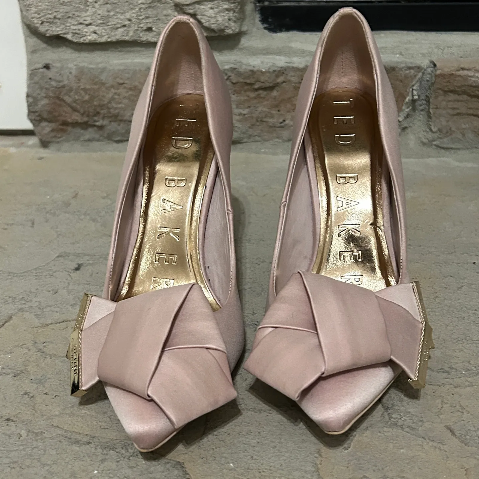 Ted Baker Iinesi Pump Pink Satin Logo Glam Baddie Sz 8.5 Quiet Luxe Minimalist - Image 10