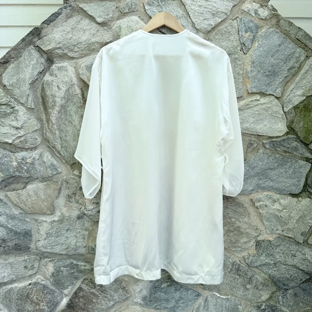Vintage Kimono Sleeve White Satin Embroidered & Lace Detail Robe Size L - Image 9