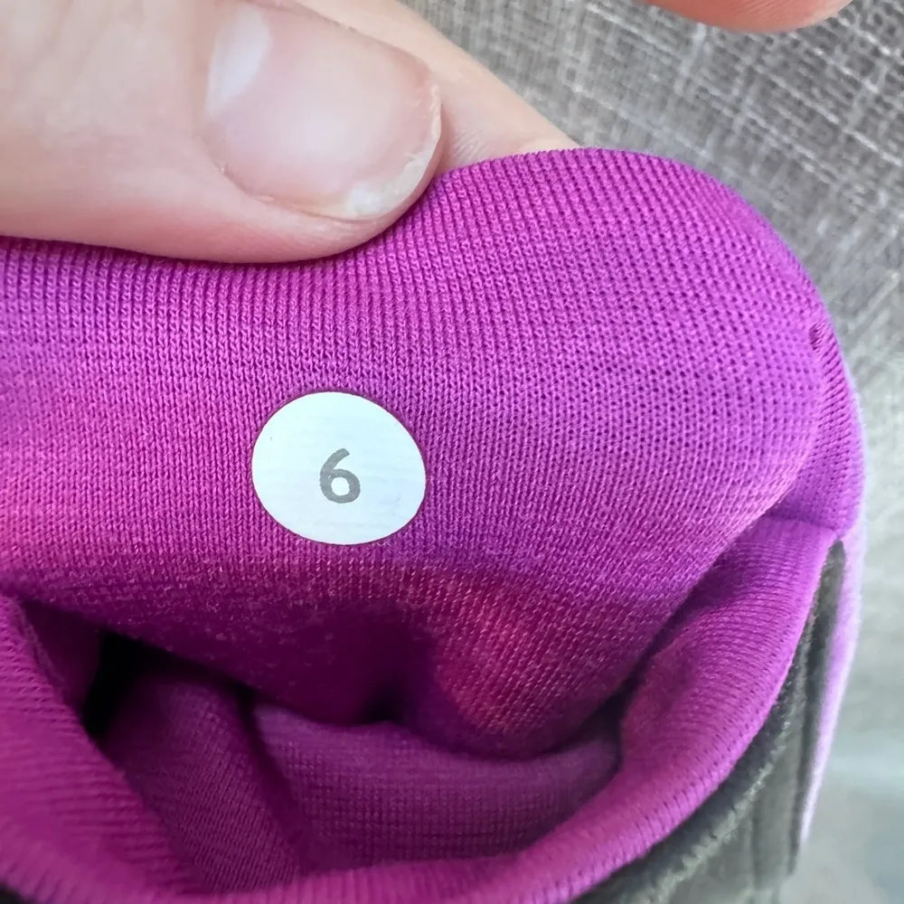 Lululemon Reversible Black & Purple Leggings size 6- small flaw see pics & notes - Image 12