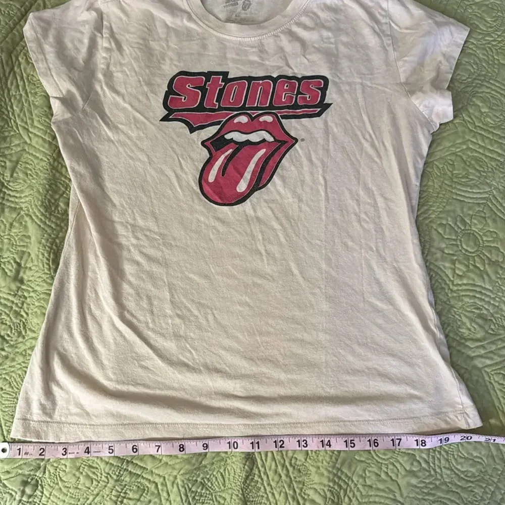 Rolling Stones cream colored t shirt with signature red tongue - Image 3