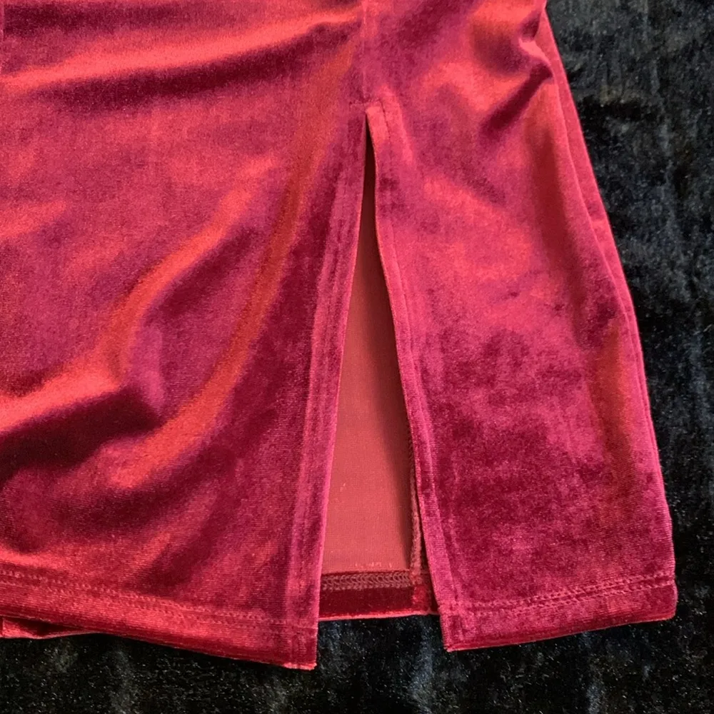 Red Velvet Dress with Leg Slit Brand New Size Small Forever 21 Winter Collection - Image 7