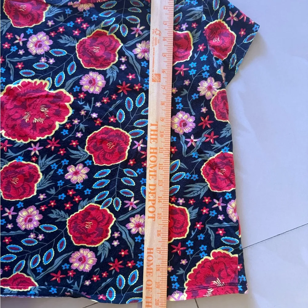 short-sleeved t-shirt with an all-over floral print. The shirt features - Image 13