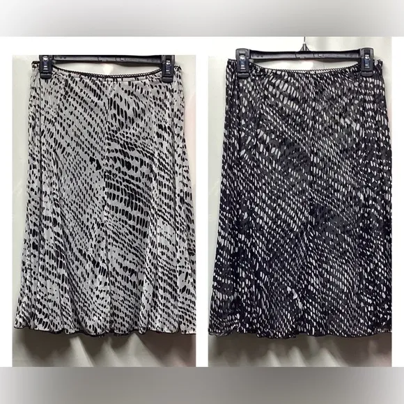 Reversible skirt. Size Medium. Black and white - Image 2