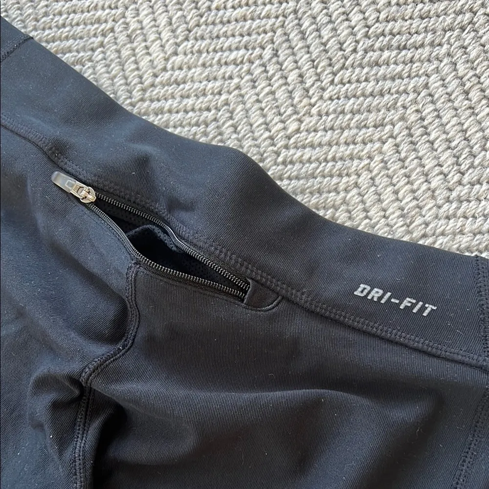 Nike Black Cropped Leggings - Image 6