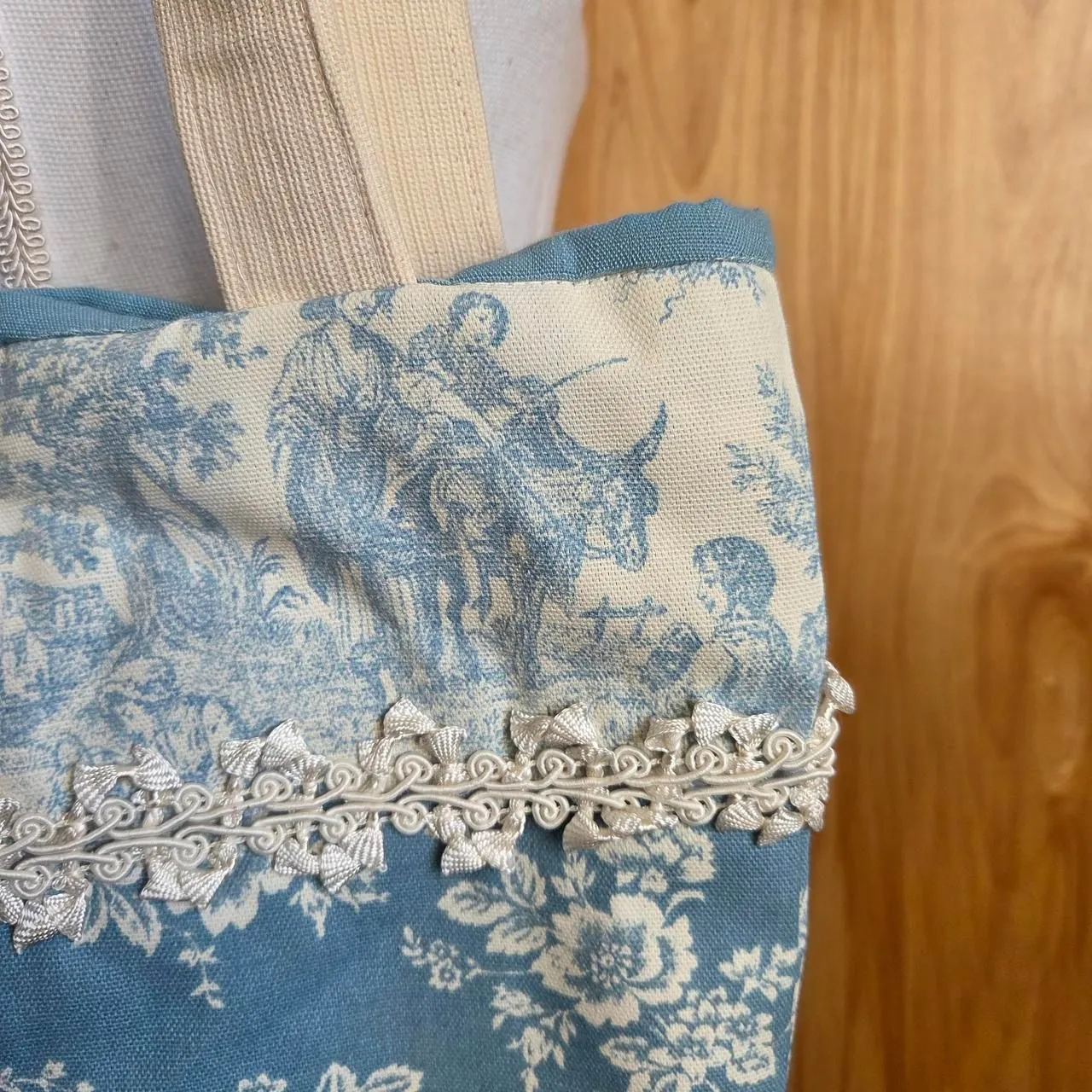 Handmade toile Blue and white floral tote bag with lace trim coquette - Image 3