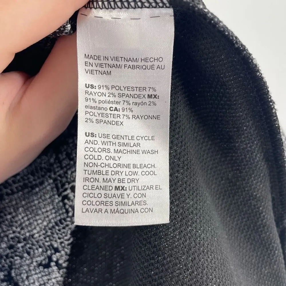 Chico's Women's Snake Skin Print Crew Neck Short Sleeve Jacquard Tee Black Sz 2P - Image 4