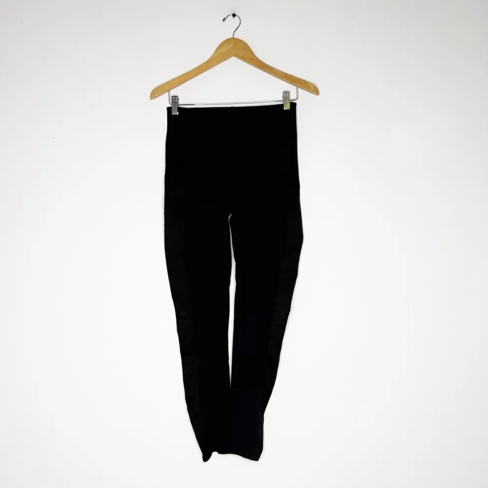 Spanx Textured Panel Ponte Knit Leggings Size Medium 8/10 - Image 2