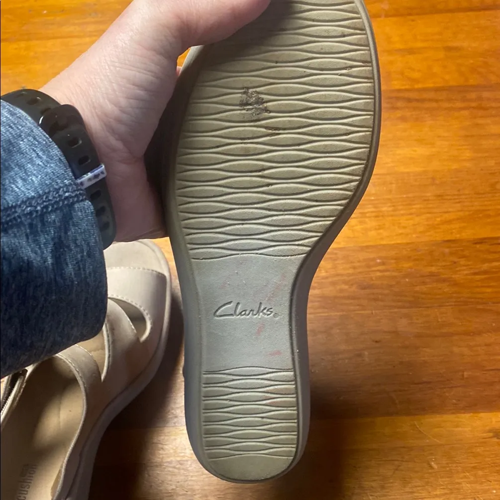 Clarks  Cushion Collection Women's Tan Sandals - Image 5