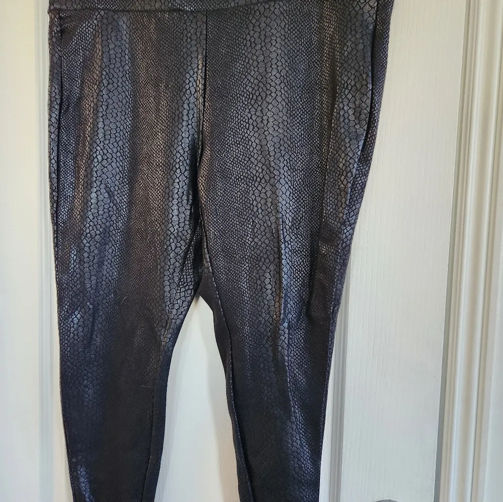 Torrid Sz 2 Stylish Black Textured Women's Leggings NWOT - Image 4