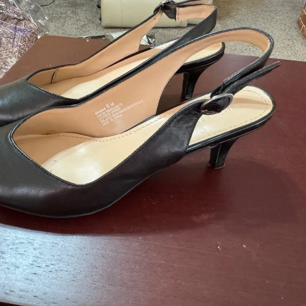 The Limited, Wms. Sz..8, Black Manana Leather, Kitten Heels Vintage - Image 2