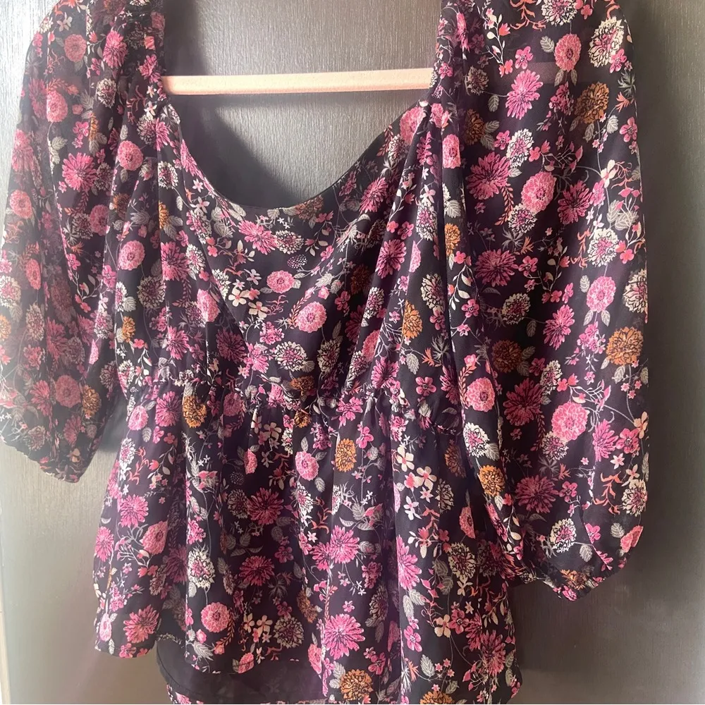 Francesca’s mi ami floral crop top - Image 4