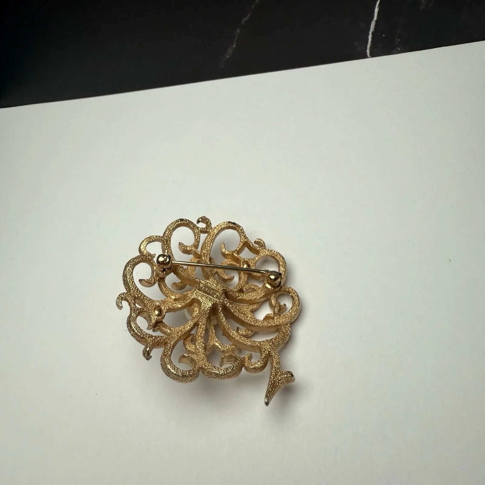 Vintage Crown Trifari Textured Flower Faux Pearl Brooch Pin Gold Tone Signed - Image 10