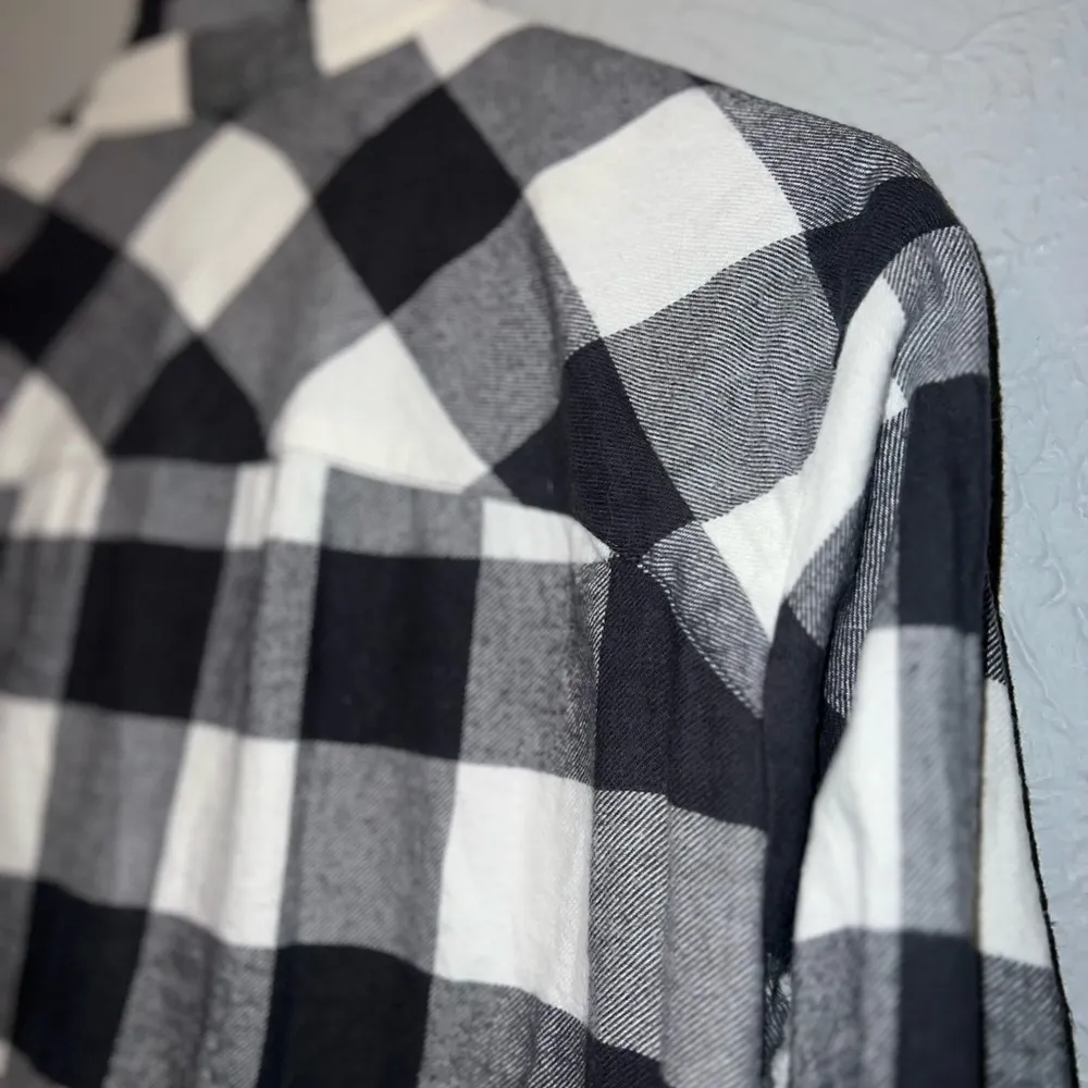 Columbia plaid black and white Women's Holly
Hideaway Flannel Shirt - Image 3