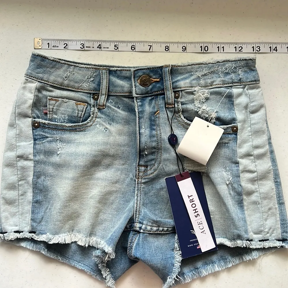NWT VIGOSS light wash distressed Jean shorts size 24 - Image 11