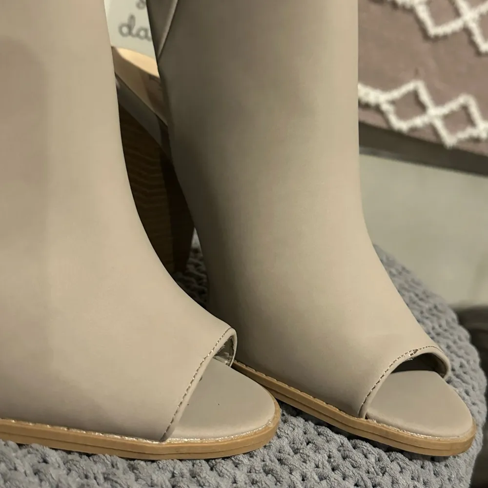 NEW Gray Qupid Strappy Heels Sandals - Image 3