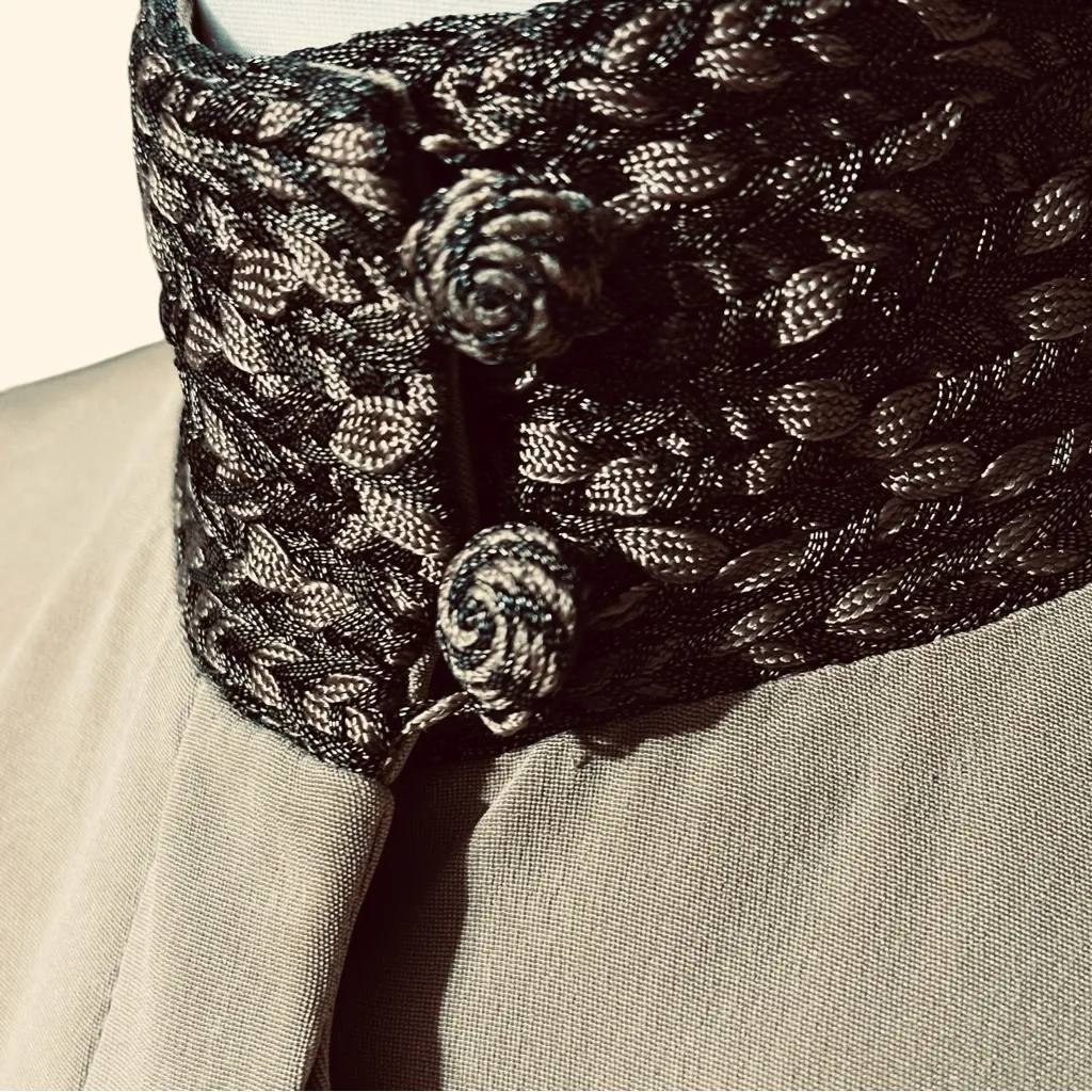 Dana Buchman Silk Beige and Metallic Blouse Sz 2 - Image 6